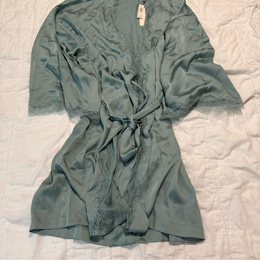 Elegant Lace Trim Robe